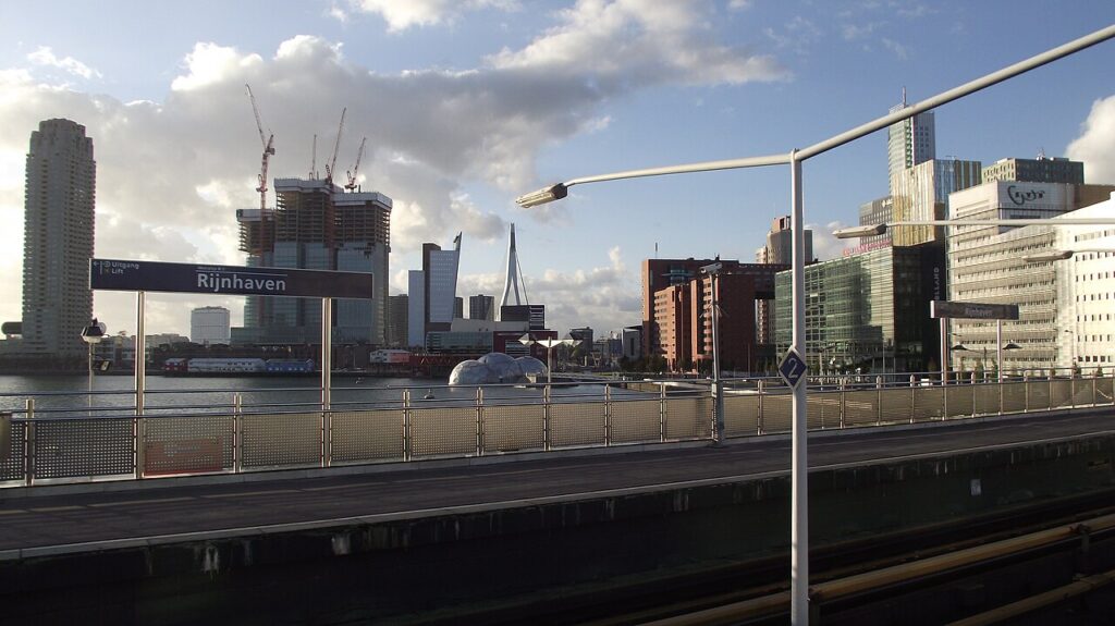 Metrostation Rijnhaven in Rotterdam met uitzicht op de Rijnhaven en de skyline van de Wilhelminapier