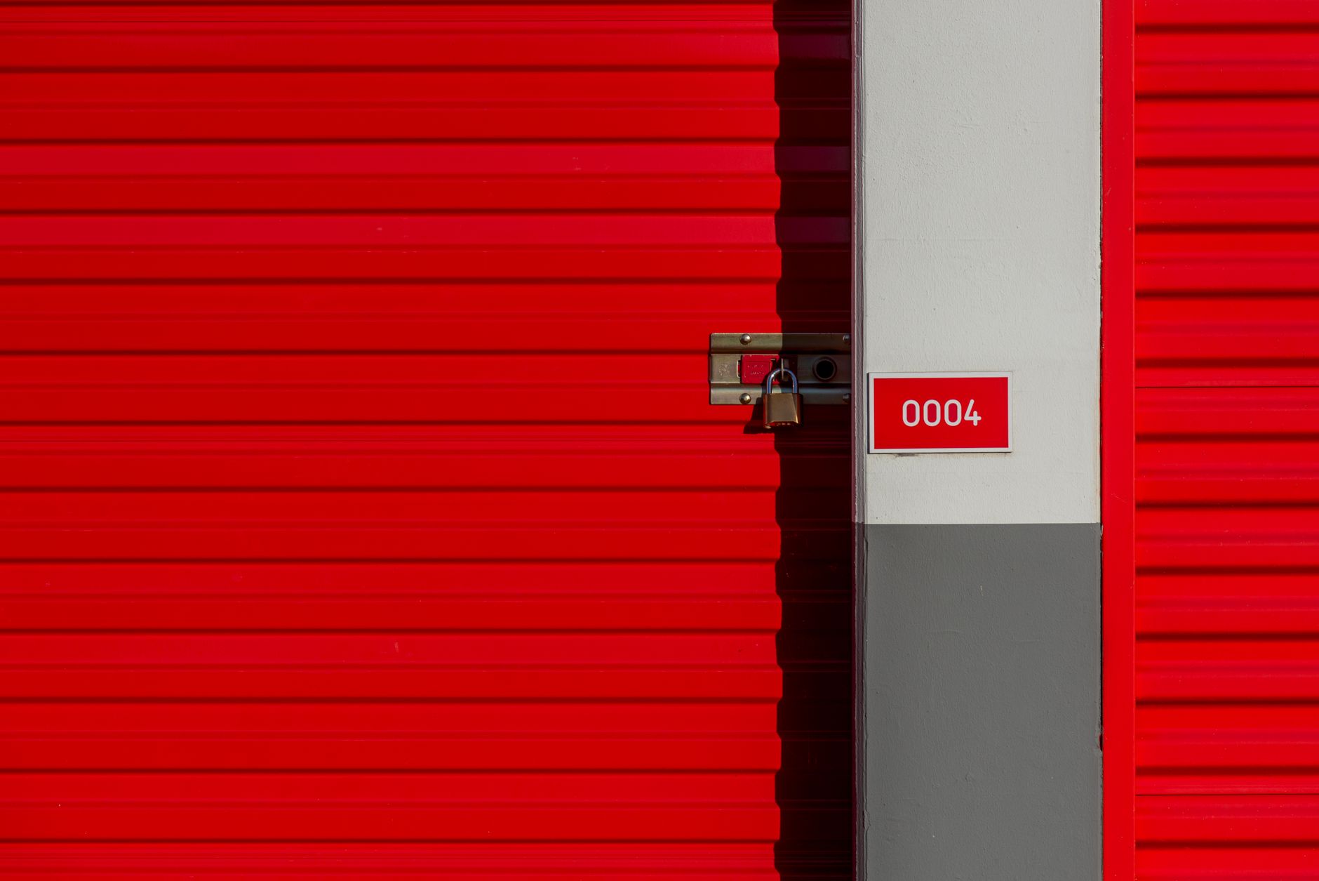Rode roldeur van een self-storage unit, illustratief bij de nieuwe Allsafe-vestiging voor self-storage in Spijkenisse