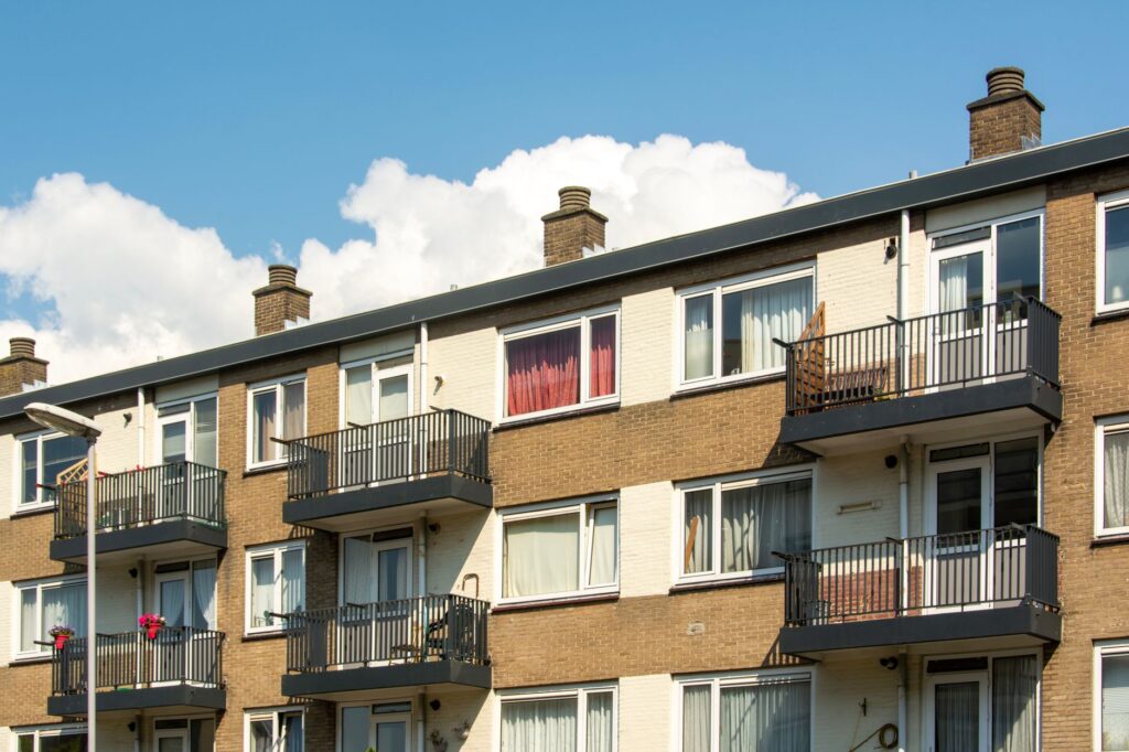 Sociale huurwoningen Nieuwegein: gestapelde huurappartementen met balkons