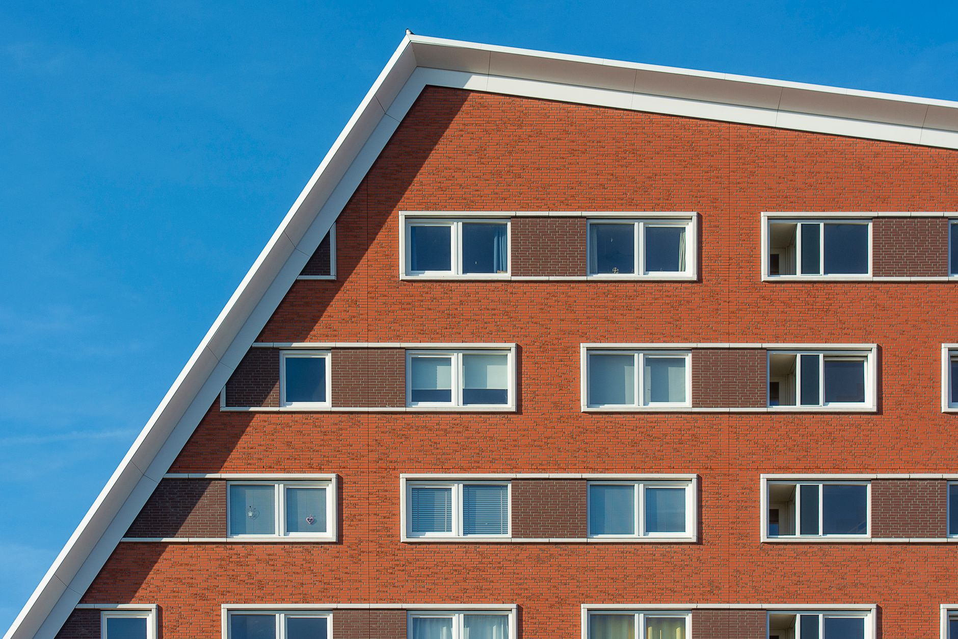 Modern bakstenen appartementengebouw, illustratief bij starters op de woningmarkt in Breda