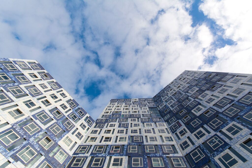 Studentenhuisvesting in Nederland: studentencomplex met kleurrijke gevel