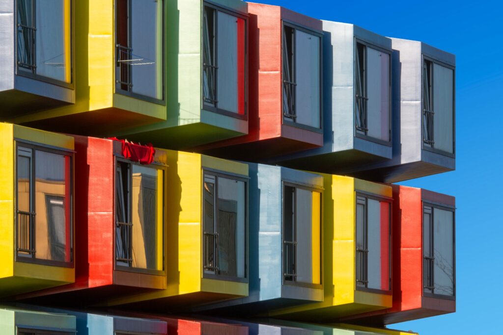 Gestapelde studentenwoningen met gekleurde gevelpanelen, illustratief bij de huurprijzen van studentenkamers