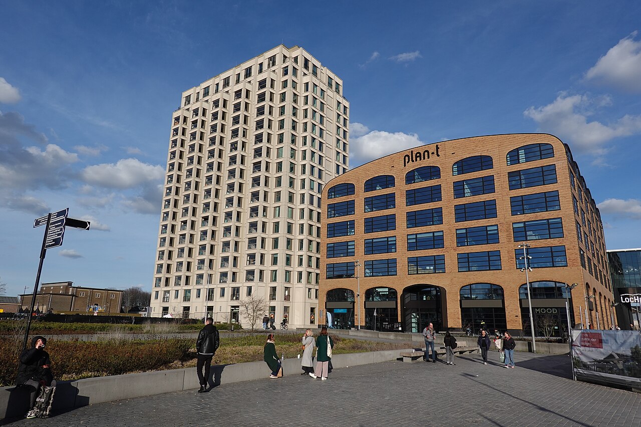 Woontoren en gerenoveerde gebouwen in de Spoorzone van Tilburg
