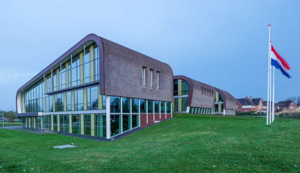 Modern gemeentehuis in een Nederlandse dorpskern als beeld bij de transformatie van het gemeentehuis in Maurik