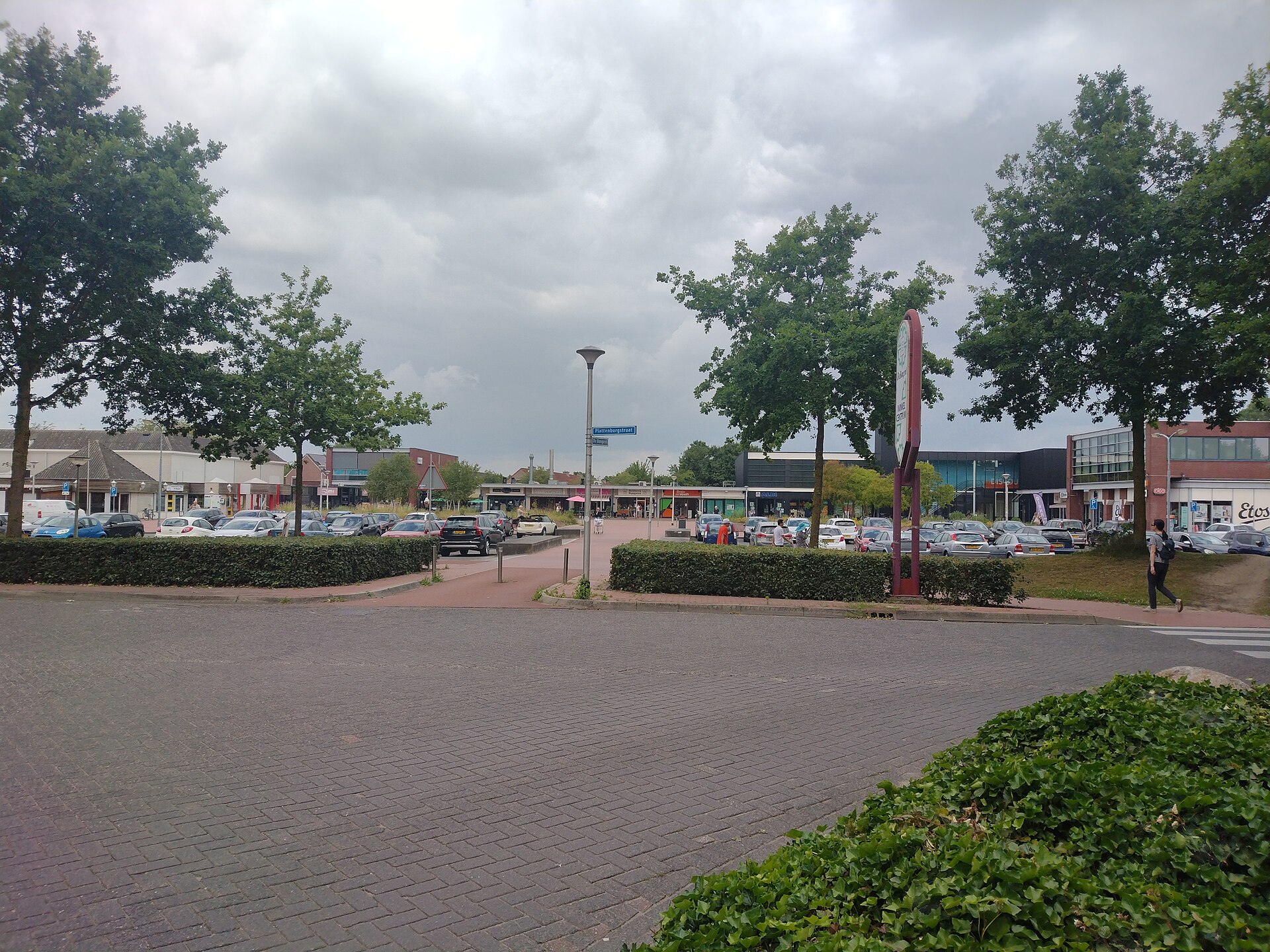 Winkelgebied met parkeerterrein in Doetinchem, illustratief bij de transformatie van een winkelpand
