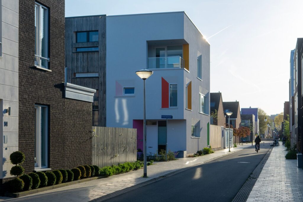 Nieuwbouw van grondgebonden woningen in een Nederlandse woonwijk, illustratief bij vergunningsvrij bouwen in Vught