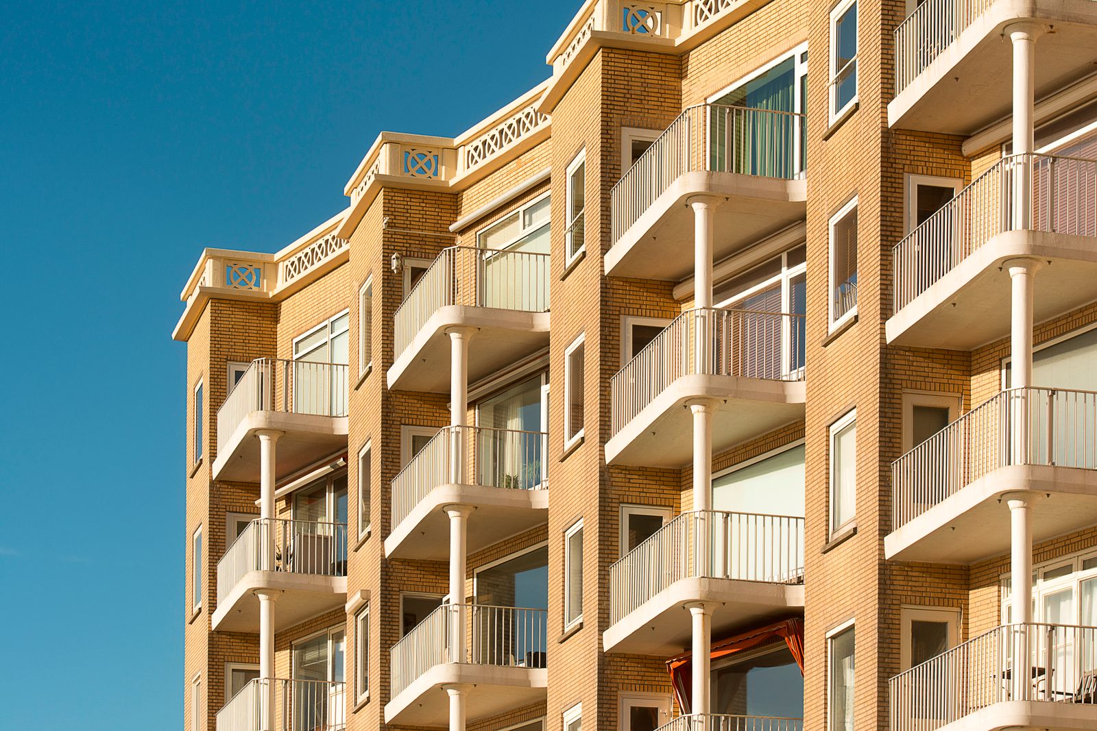 Appartementengebouw met balkons, illustratief bij de halfjaarcijfers van Vesteda