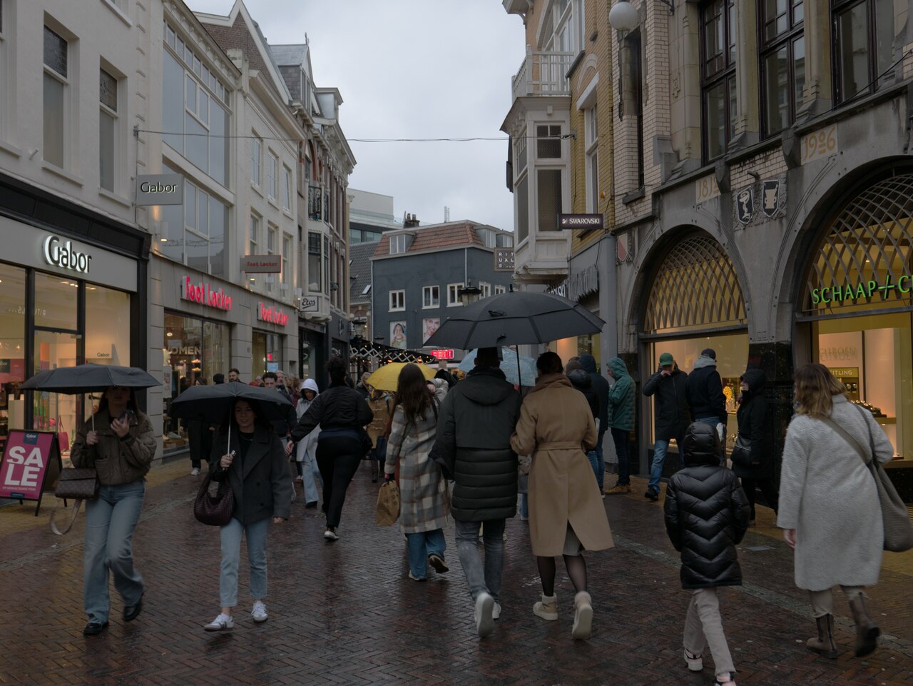 Winkelend publiek in een Nederlandse winkelstraat als graadmeter voor winkelvastgoed