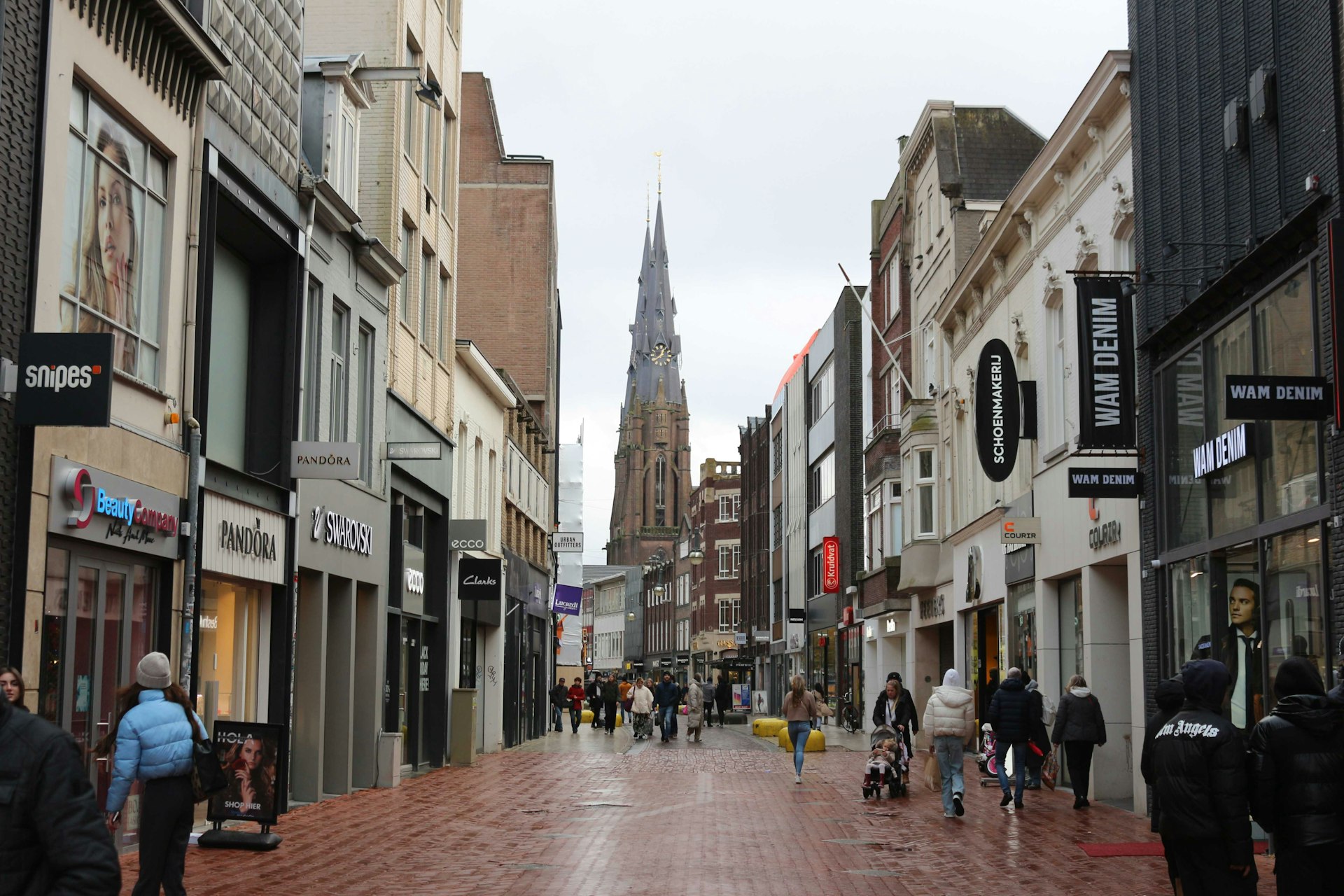 Winkelstraat in het kernwinkelgebied van Eindhoven met zicht op de Catharinakerk