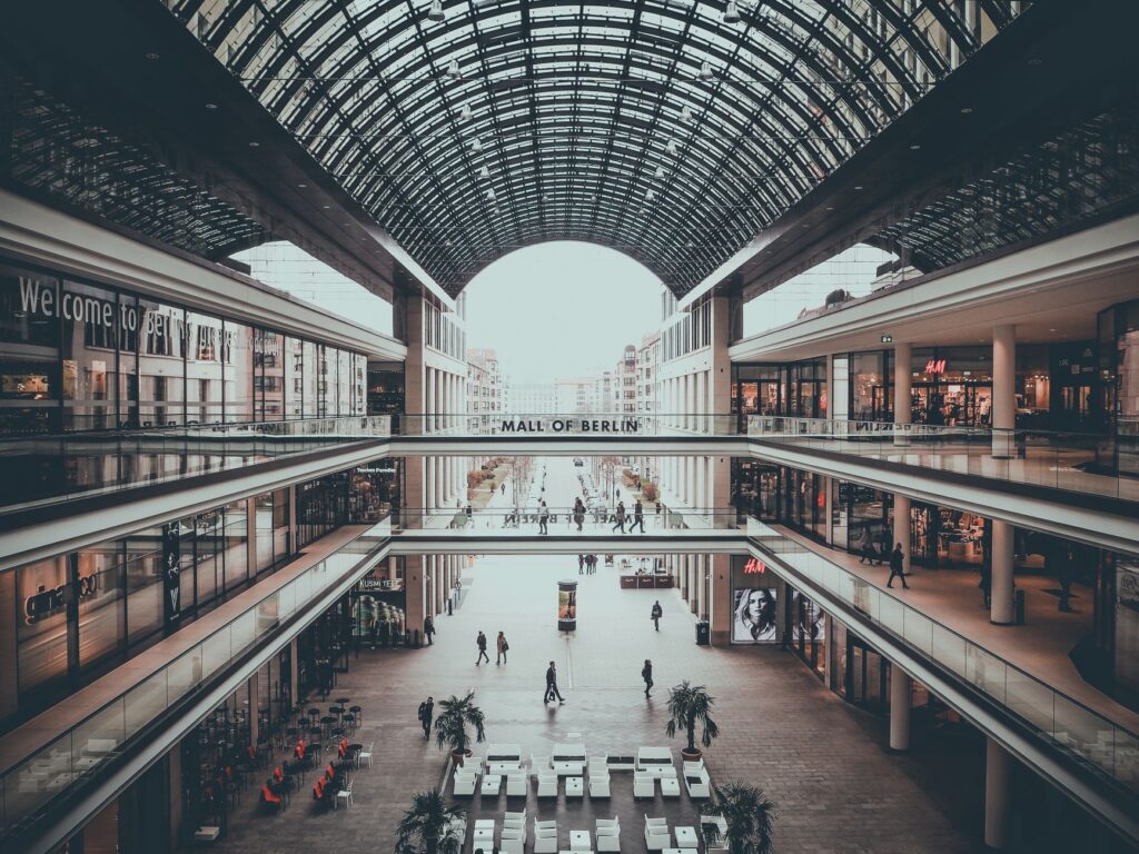 Winkelvastgoed Europa: overdekte passage van een groot Europees winkelcentrum
