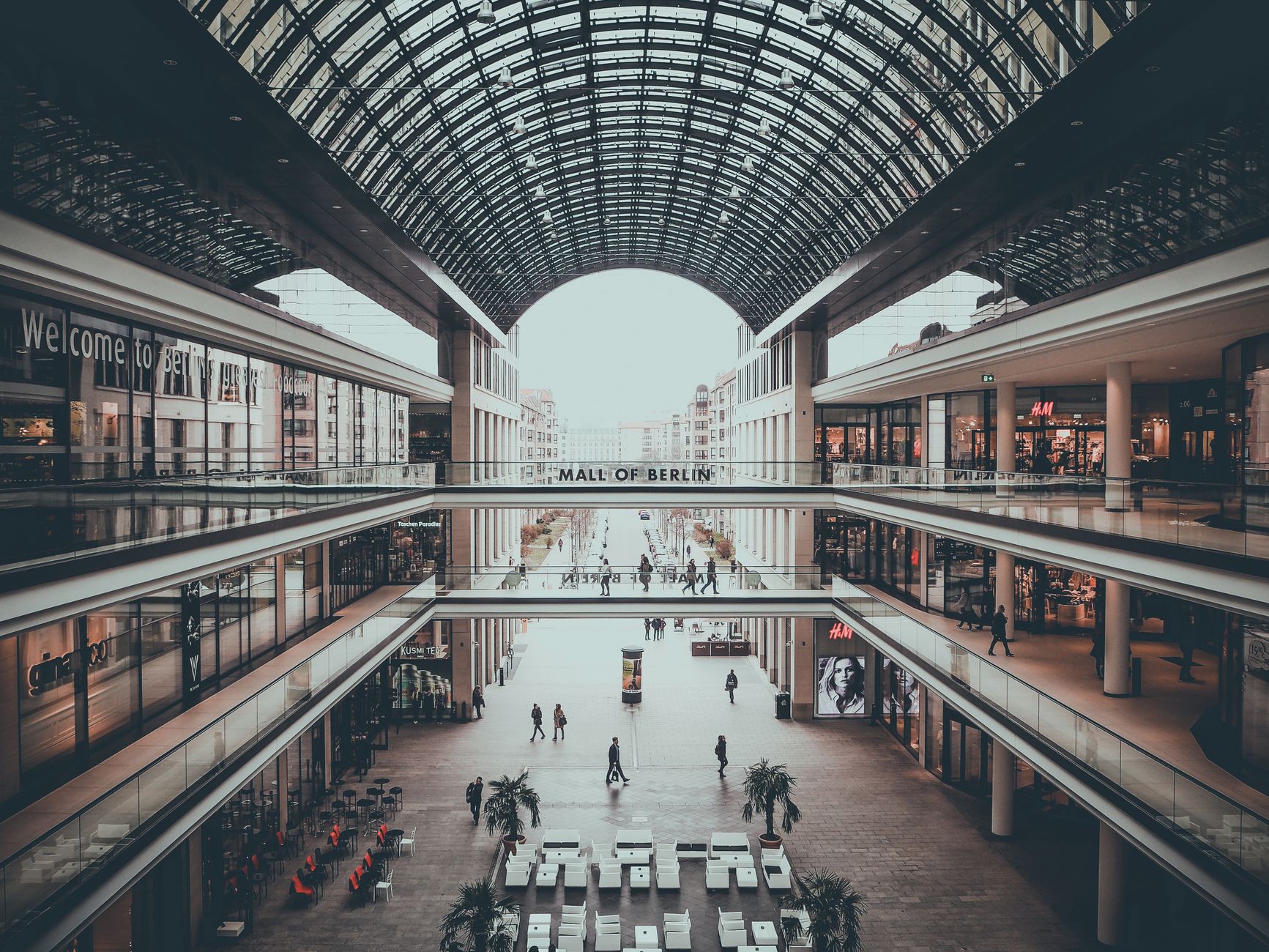 Winkelvastgoed Europa: overdekte passage van een groot Europees winkelcentrum