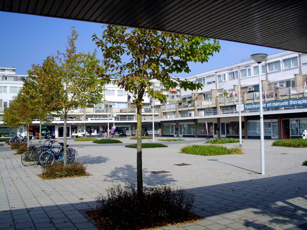 Winkelplint met bovenwoningen aan de Pieter Calandlaan in Amsterdam Nieuw-West, nabij het Osdorpplein