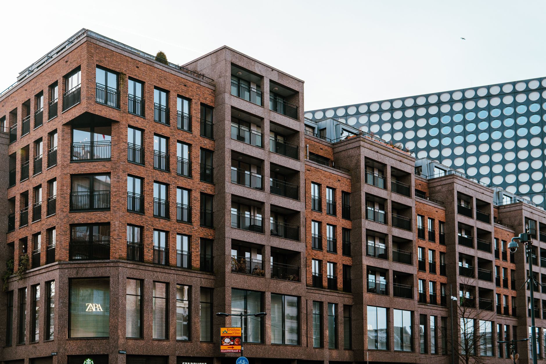 Appartementengebouw met winkelplint in Utrecht, illustratief voor woningen in Utrecht