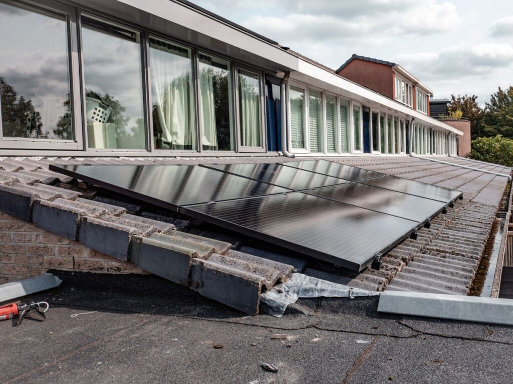 Installatie van zonnepanelen op een Nederlandse woning, illustratief voor woningverduurzaming