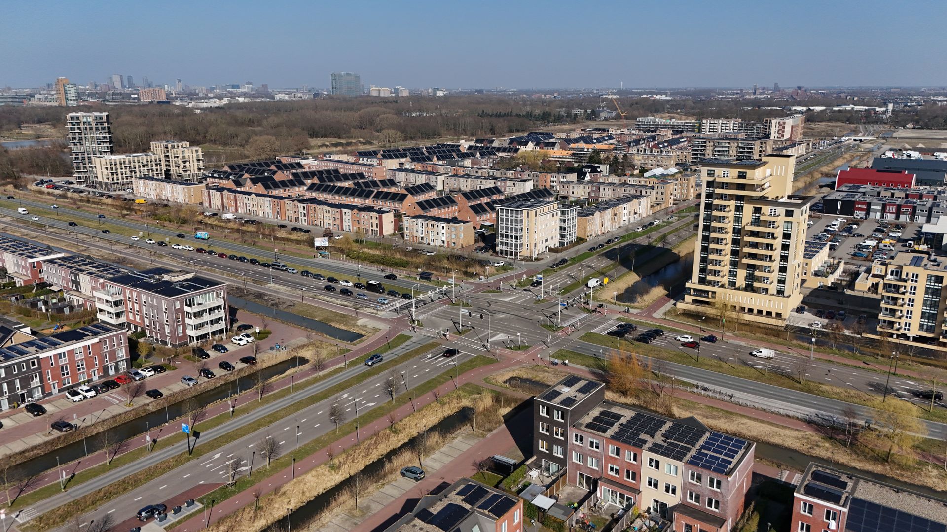 Luchtfoto van een Nederlandse nieuwbouwwijk, illustratie bij dalende woningverkopen
