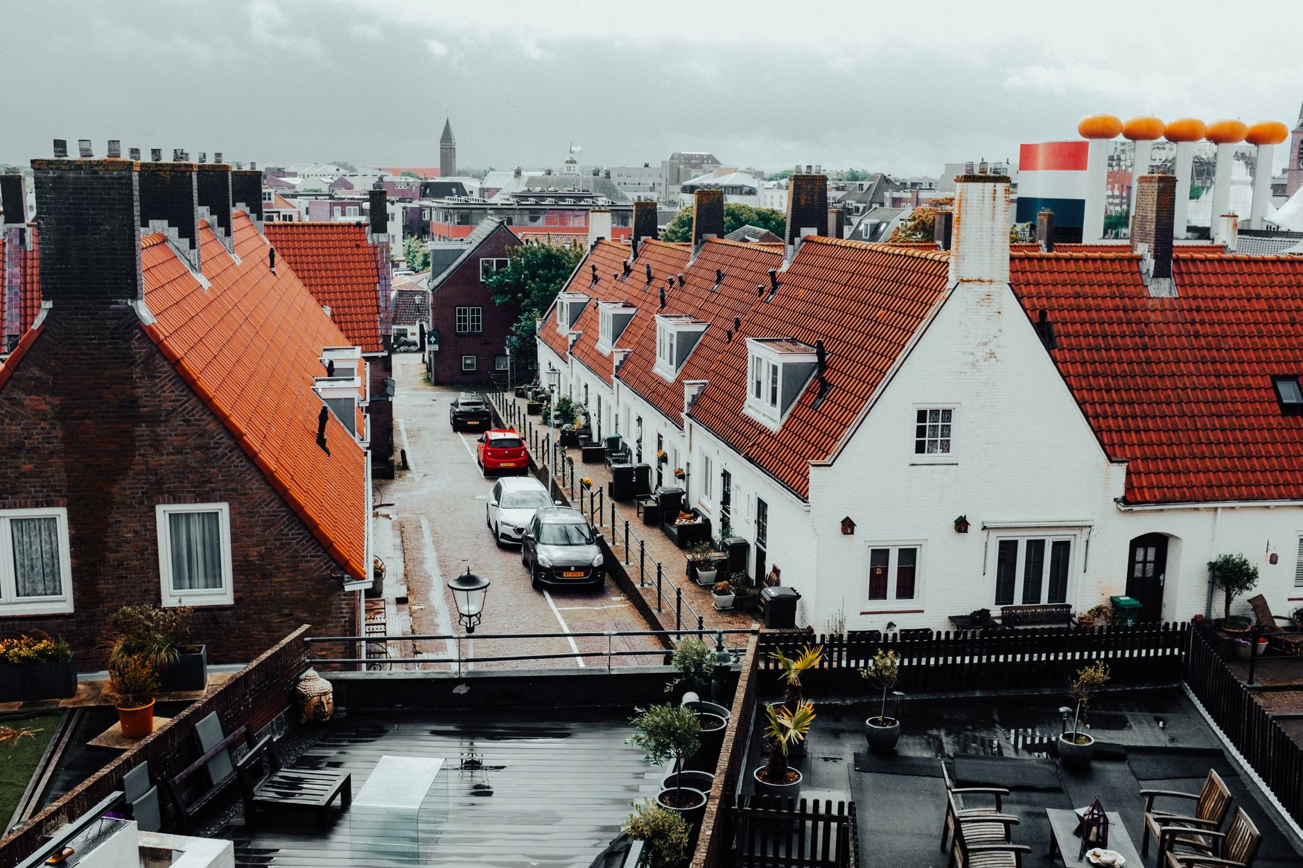 Nederlandse woonwijk met rijtjeshuizen en rode pannendaken van bovenaf