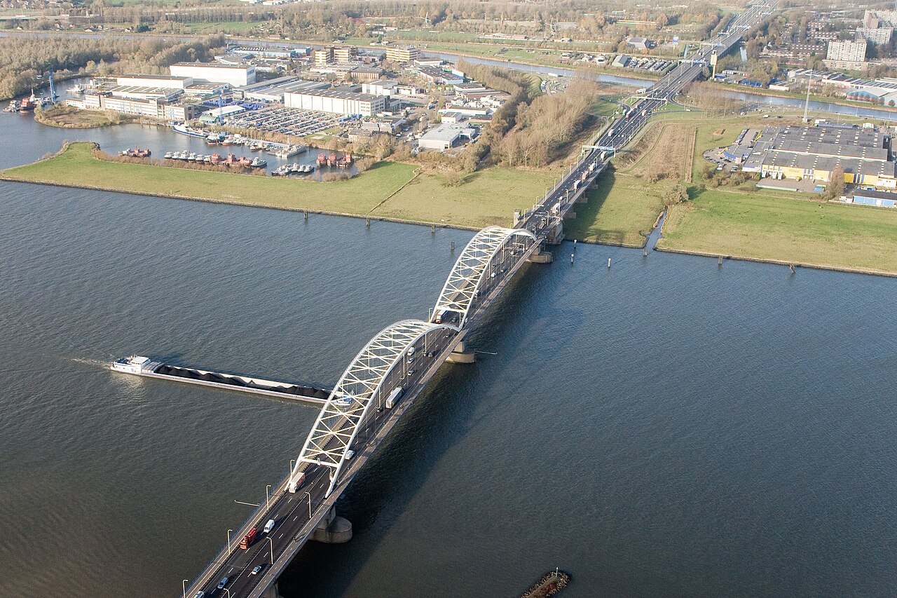 Ballast Nedam werkt aan de Merwedebrug in de A27, een van de infraprojecten achter de halfjaarcijfers