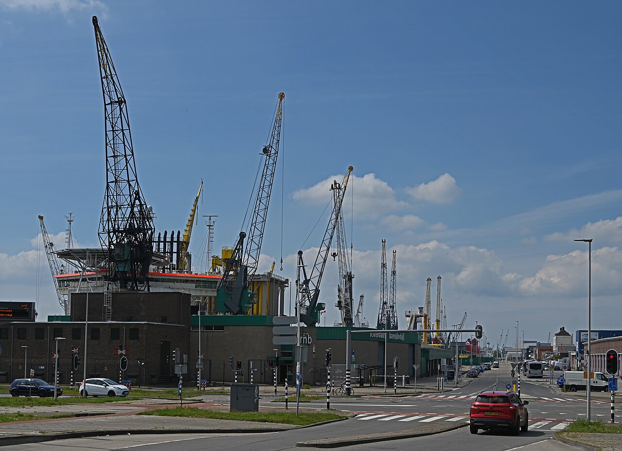 Bedrijfsvastgoed Rotterdam: bedrijfspanden en havenkranen aan de Waalhaven Noordzijde