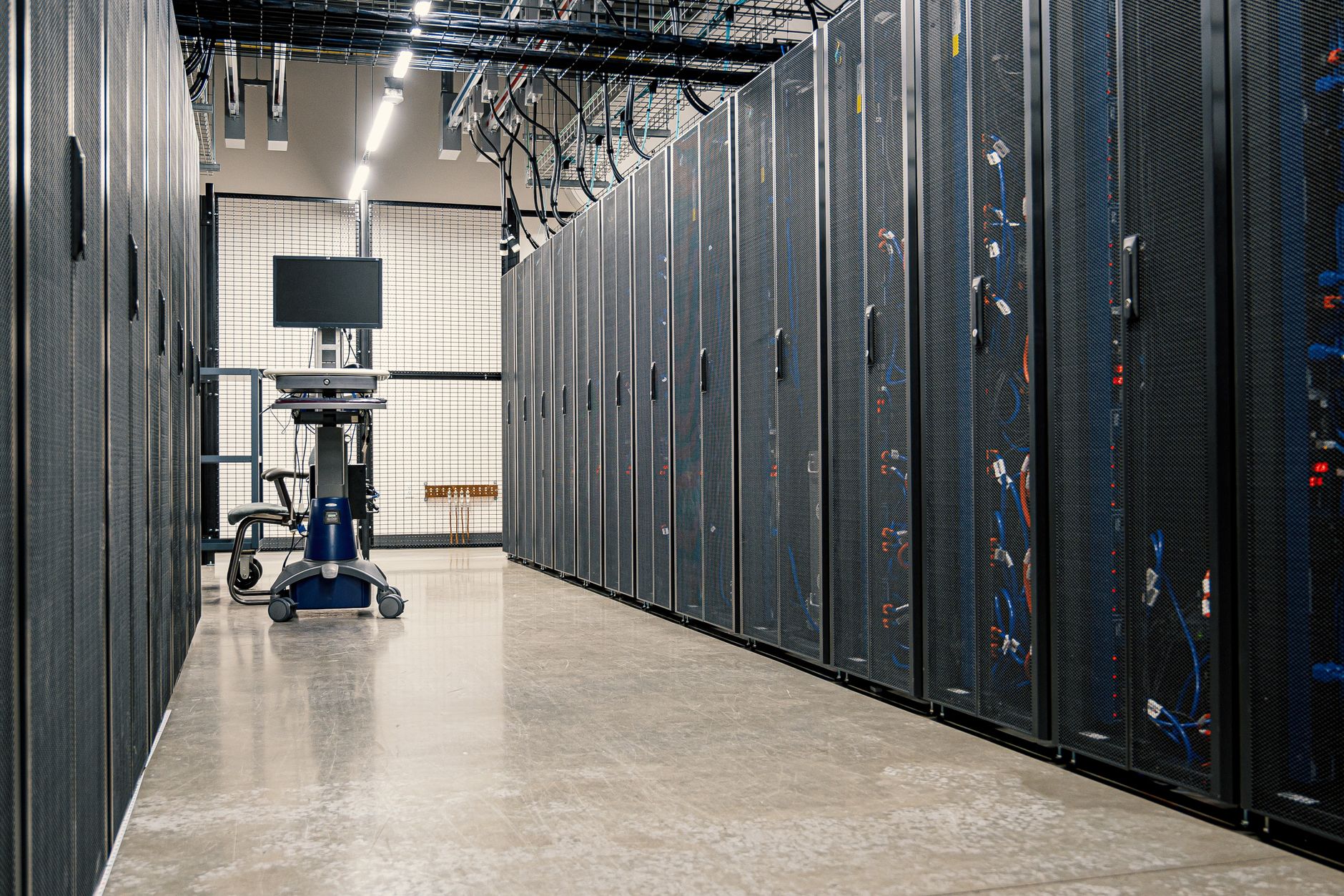 Rijen serverracks in een datacenter, illustratief voor beleggen in datacenters