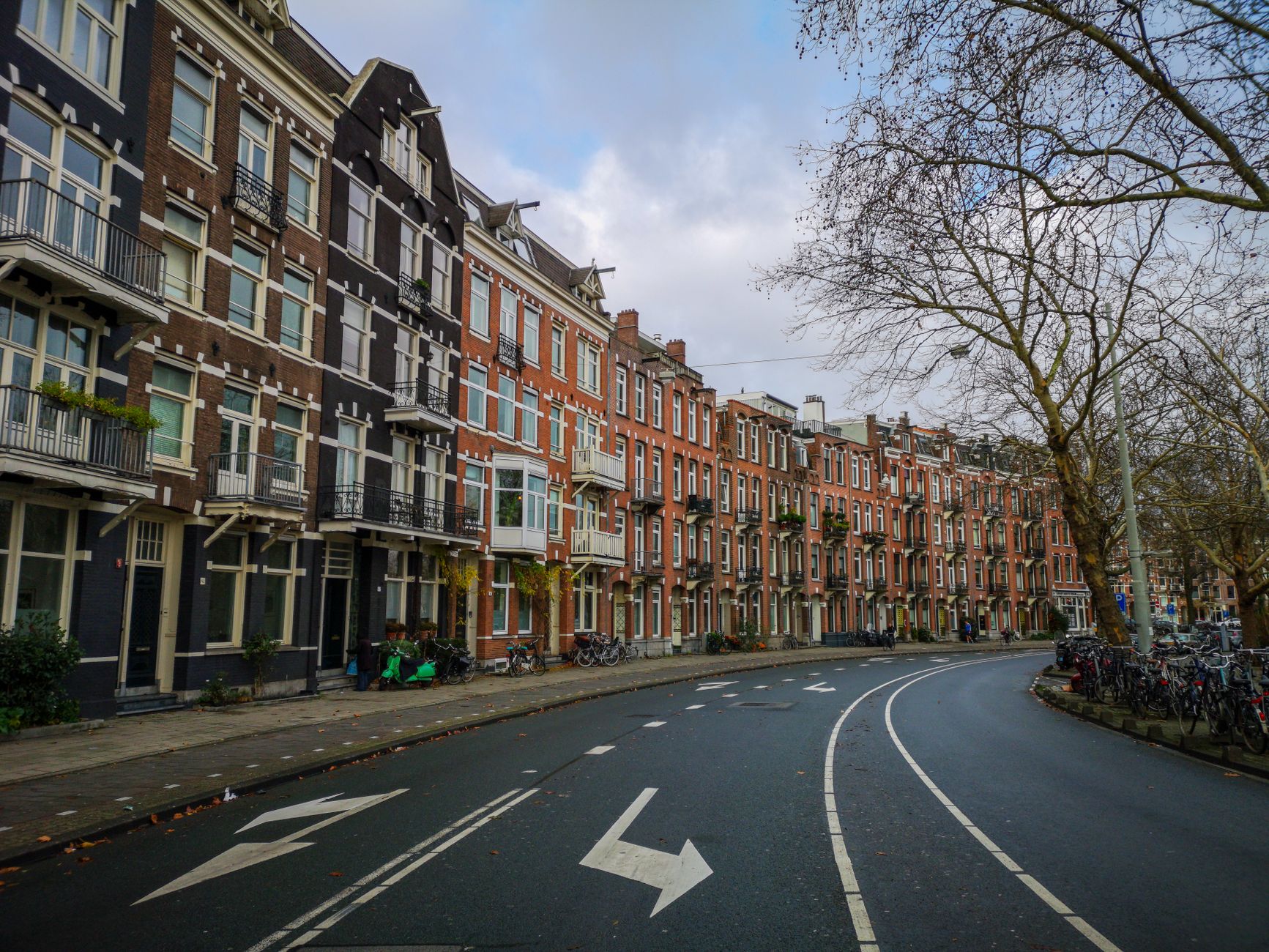 Amsterdamse straat met woonblokken, illustratief voor het box 3-uitstel en particuliere verhuurders