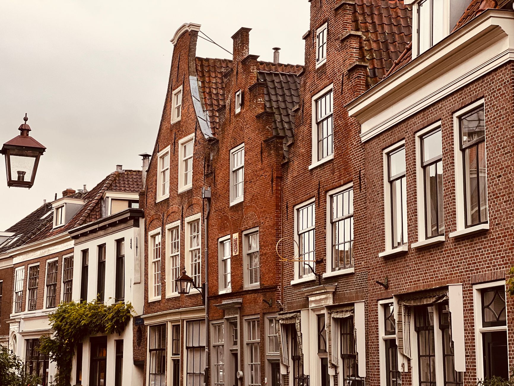 Rij Nederlandse bakstenen huizen, beeld bij de verhoging van het box 3-forfait voor verhuurders