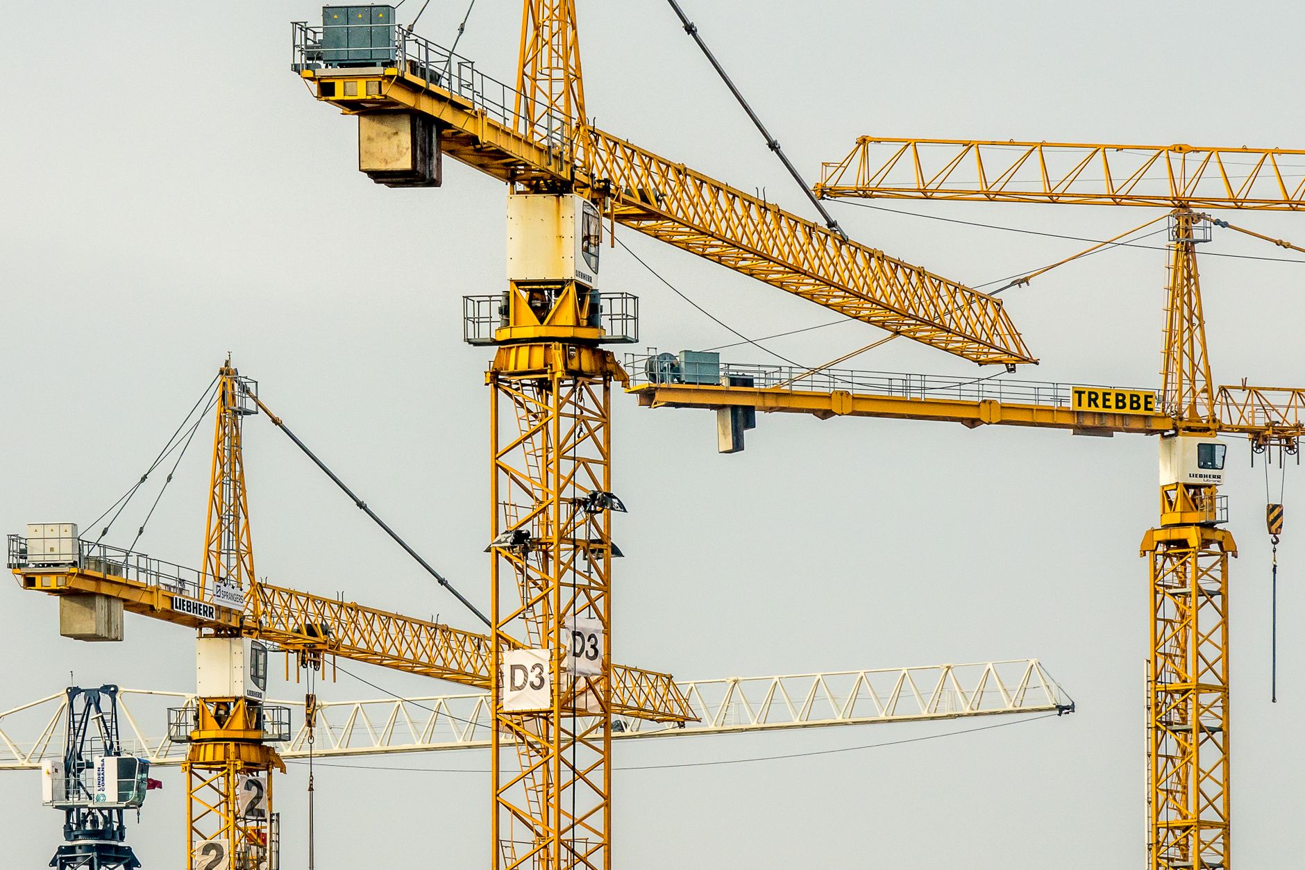 Bravis ziekenhuis: gele bouwkranen boven een bouwplaats, illustratief voor de nieuwbouw in Roosendaal