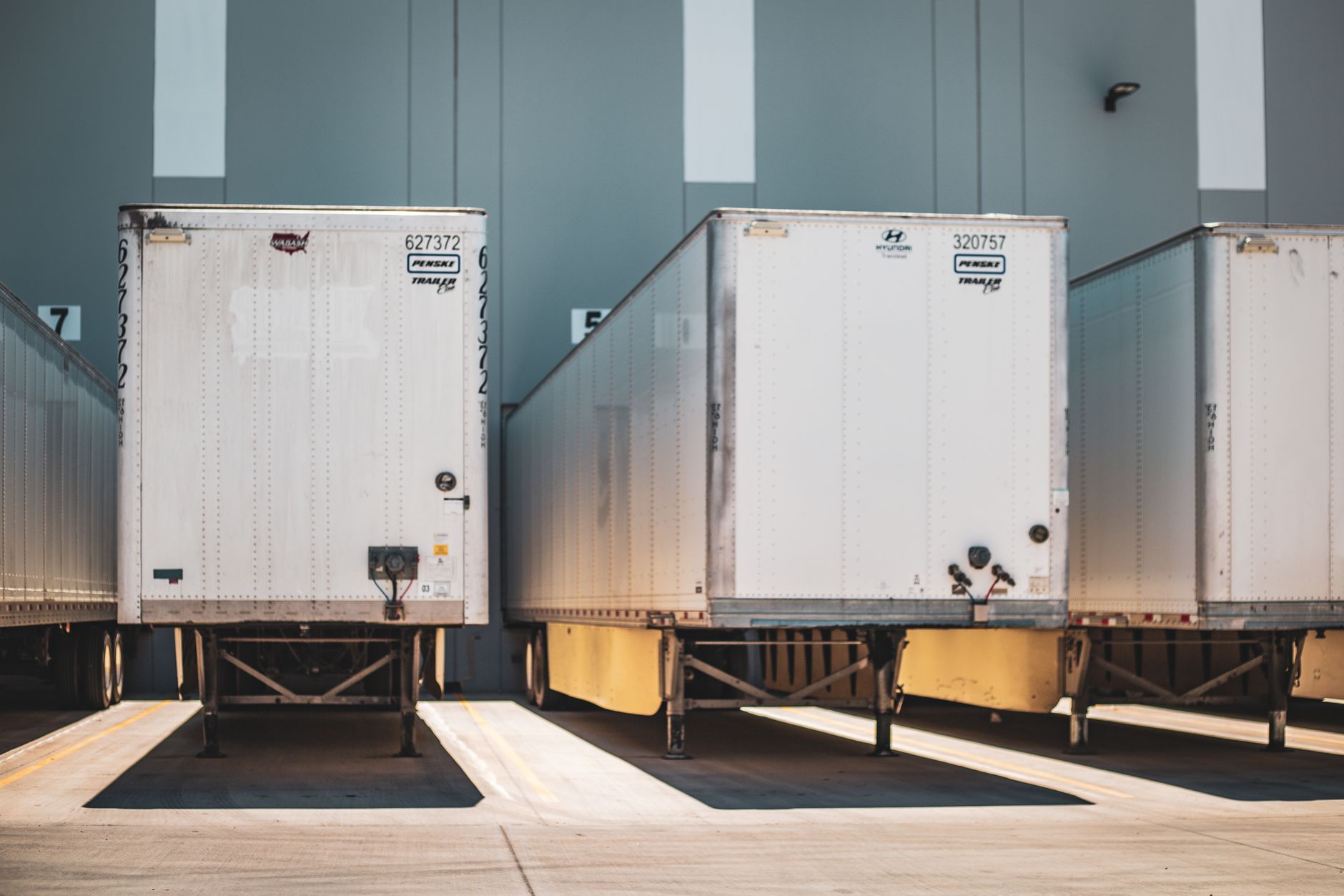 Opleggers aan de laaddocks van een logistiek pand, ter illustratie bij het distributiecentrum in Oosterhout