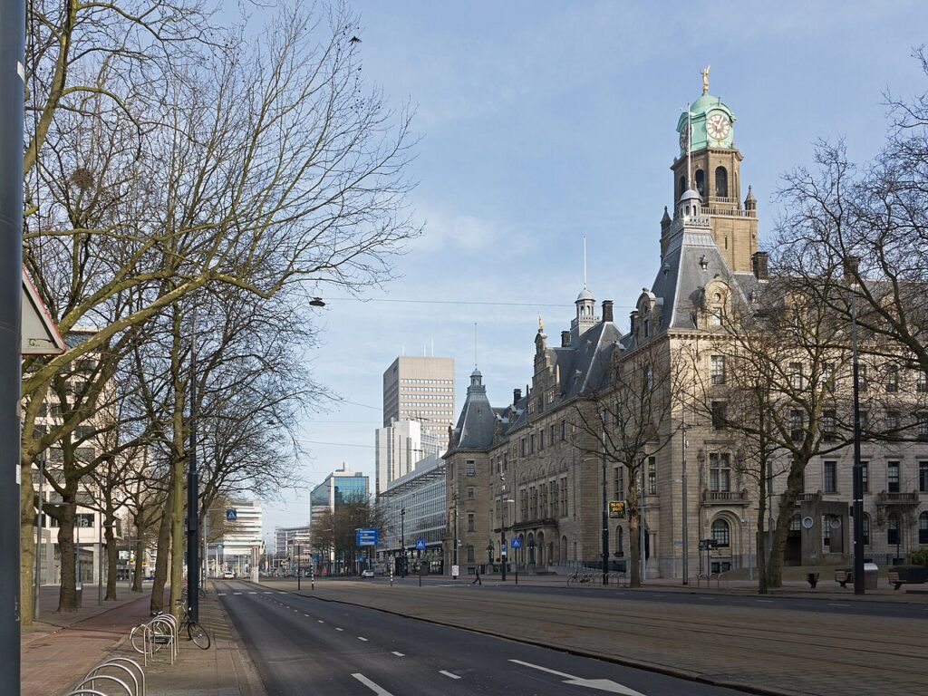 De Coolsingel in Rotterdam met het stadhuis, tegenover kantoorgebouw Edge Coolsingel