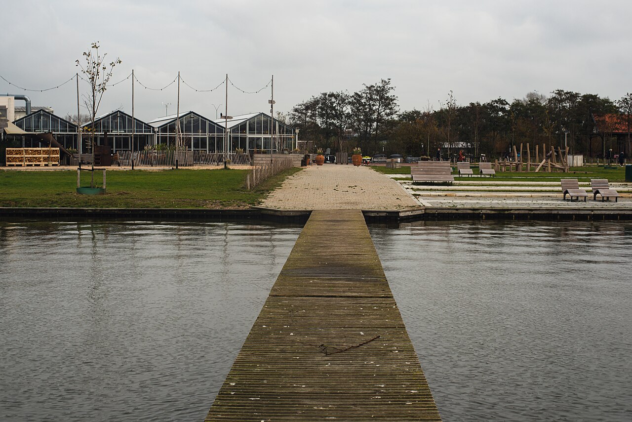Kassen en steiger aan het Valkenburgse Meer, beeld bij Eli Lilly Katwijk