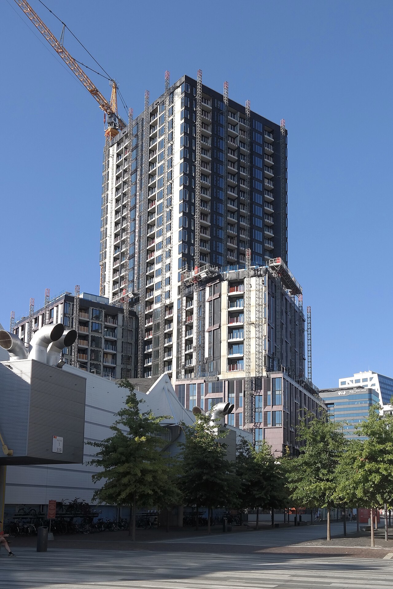 De Galaxy Tower Utrecht in aanbouw aan het Jaarbeursplein