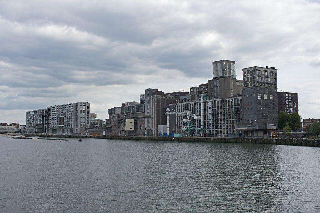 De Rijnhaven in Rotterdam met de voormalige meelfabriek, locatie van de gebiedsontwikkeling Rijnhaven