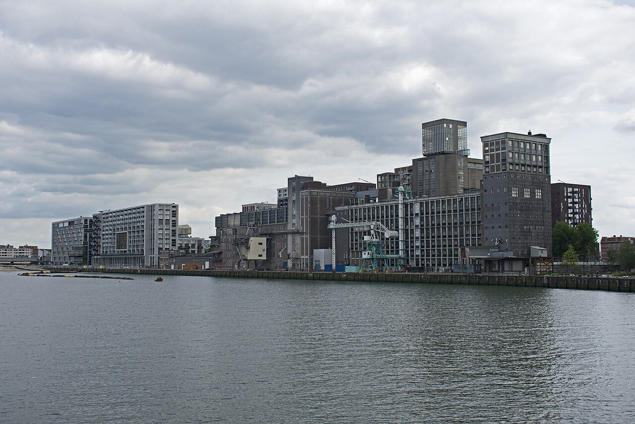 De Rijnhaven in Rotterdam met de voormalige meelfabriek, locatie van de gebiedsontwikkeling Rijnhaven