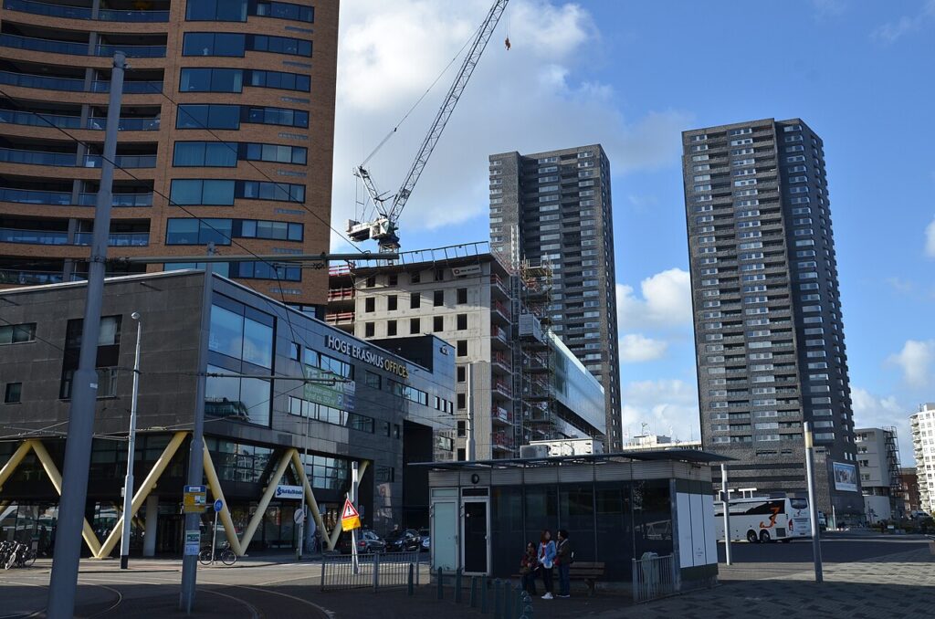 Hoge Erasmus Offices aan het Willemsplein in Rotterdam met de woontorens erachter