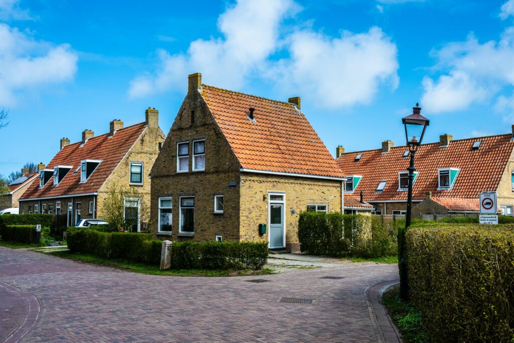 Bakstenen koopwoningen in een Nederlands dorp, beeld bij de verwachting voor de huizenprijzen