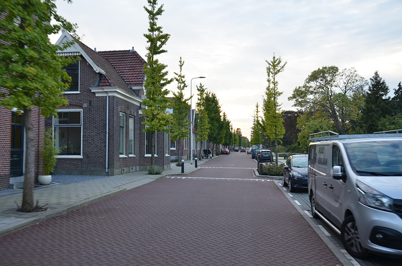Woonstraat met bakstenen woningen aan het Reijerskoop in Boskoop, waar 64 huurwoningen worden gebouwd
