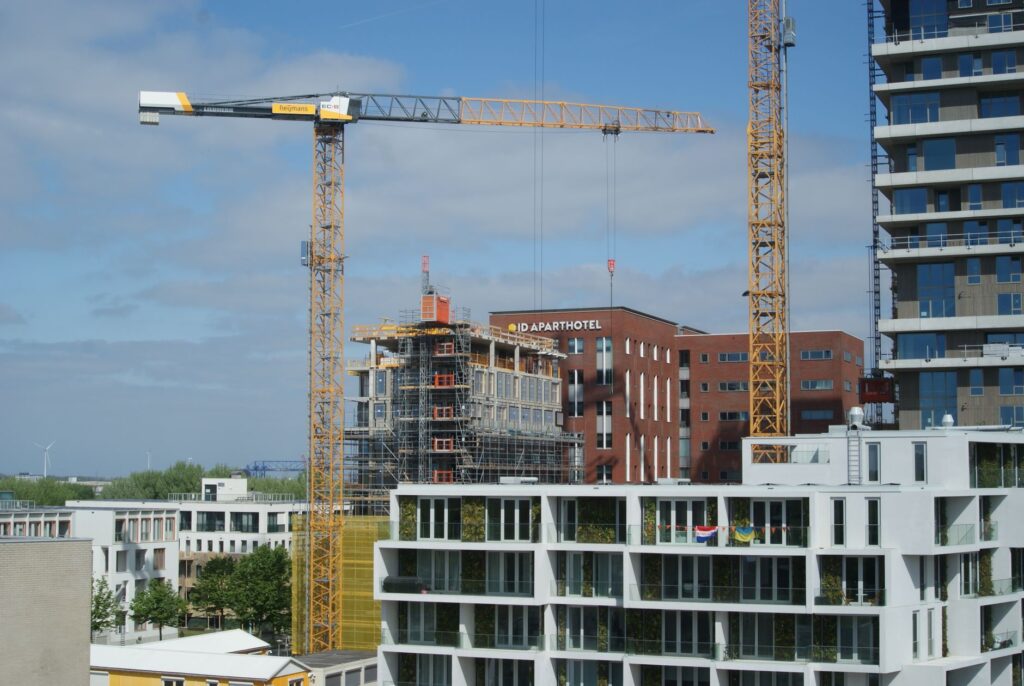 Bouwkranen boven appartementengebouwen in aanbouw, beeld bij de bouw van huurwoningen in Haarlem