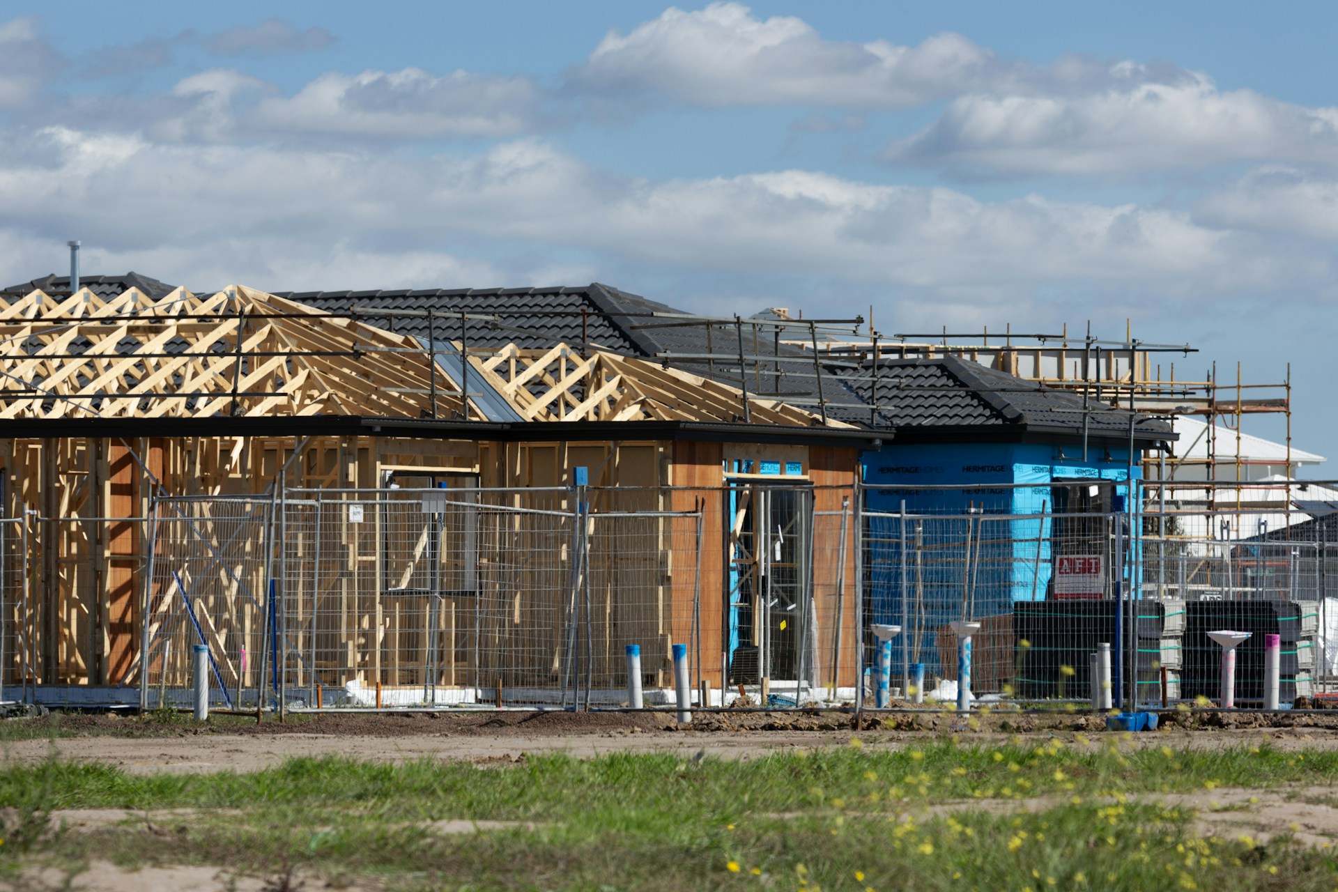 Nieuwbouwwoningen in aanbouw met geprefabriceerde houten spanten, voorbeeld van industrieel bouwen