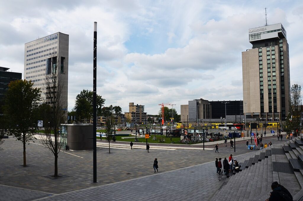 Het Jaarbeursplein in Utrecht met trappen, pleinruimte en kantoortorens, de beoogde locatie van de Oopen-toren