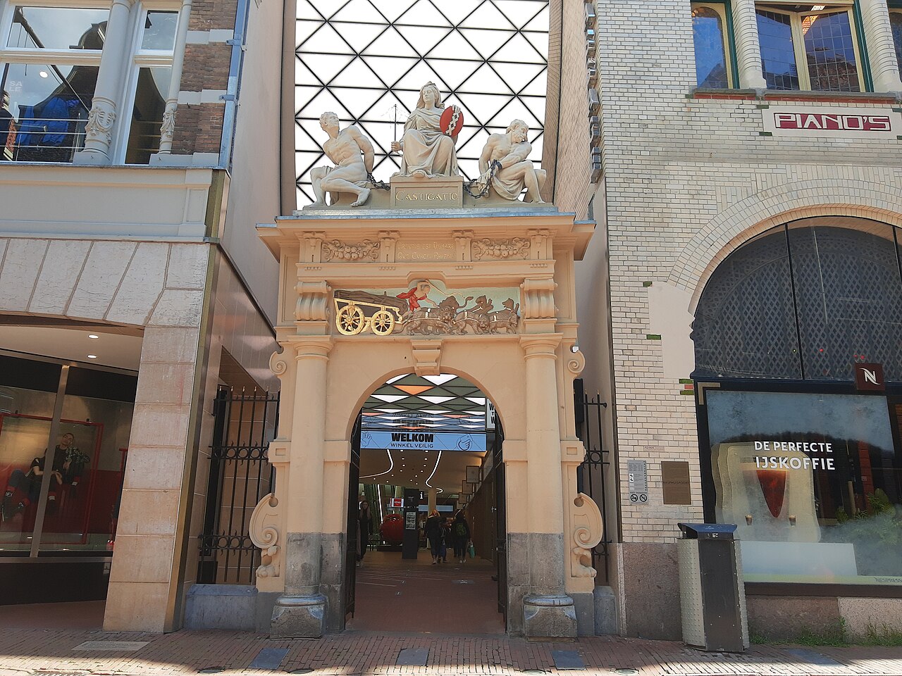 Kalverpassage Amsterdam: de Rasphuispoort aan de Heiligeweg, entree van het winkelcomplex