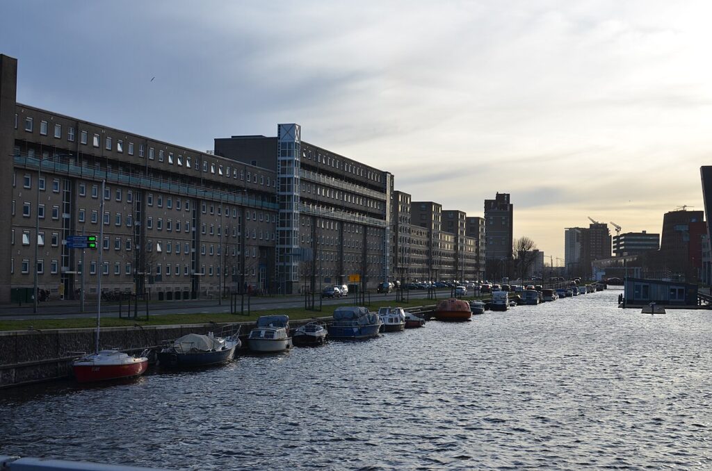 Kantoor- en woonbebouwing langs de Neherkade in Den Haag