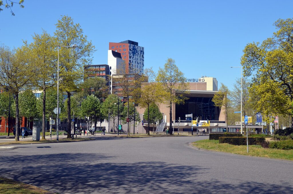 Zicht op het Keizer Karelplein in Nijmegen met omliggende kantoorbebouwing