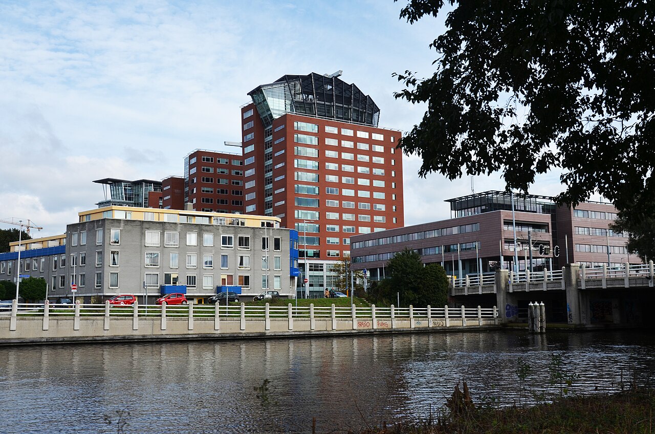 Kantoorgebouw Utrecht aan de Graadt van Roggenweg gezien vanaf het Merwedekanaal