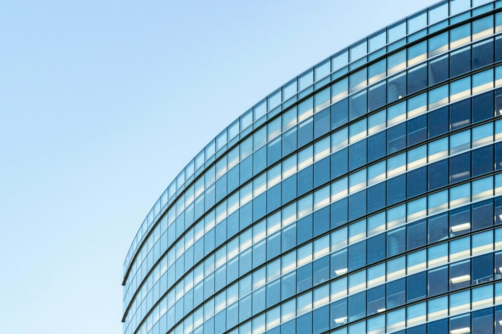 Glazen gevel van een modern kantoorgebouw, beeld bij de verkoop van kantoorgebouw Rijnzathe Tower in Utrecht