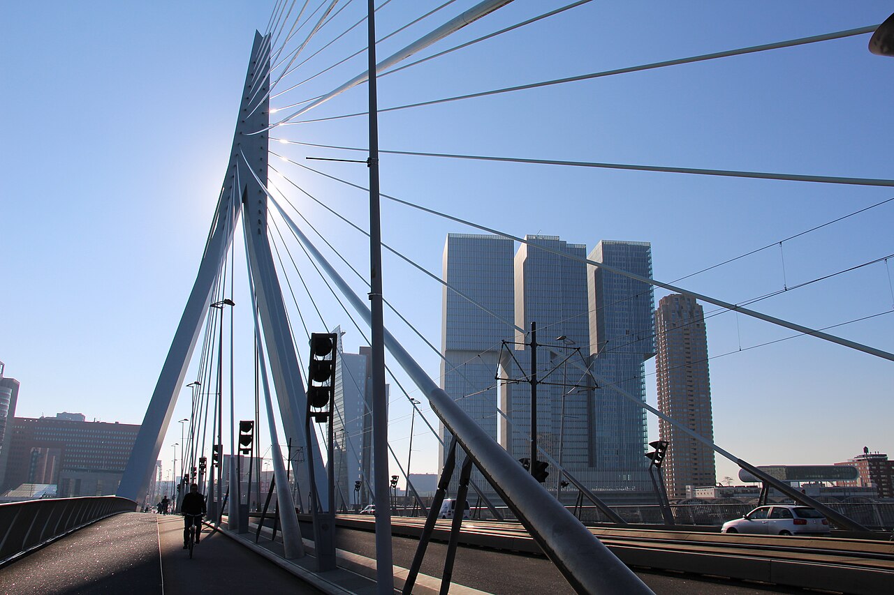 De Rotterdam op de Wilhelminapier gezien vanaf de Erasmusbrug, beeld bij kantoorruimte Rotterdam