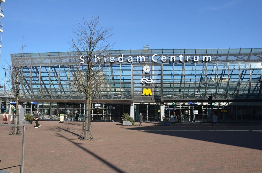 Station Schiedam Centrum, het gebied waar DCMR kantoorruimte in Schiedam huurt