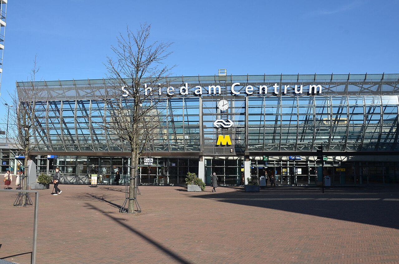 Station Schiedam Centrum, het gebied waar DCMR kantoorruimte in Schiedam huurt