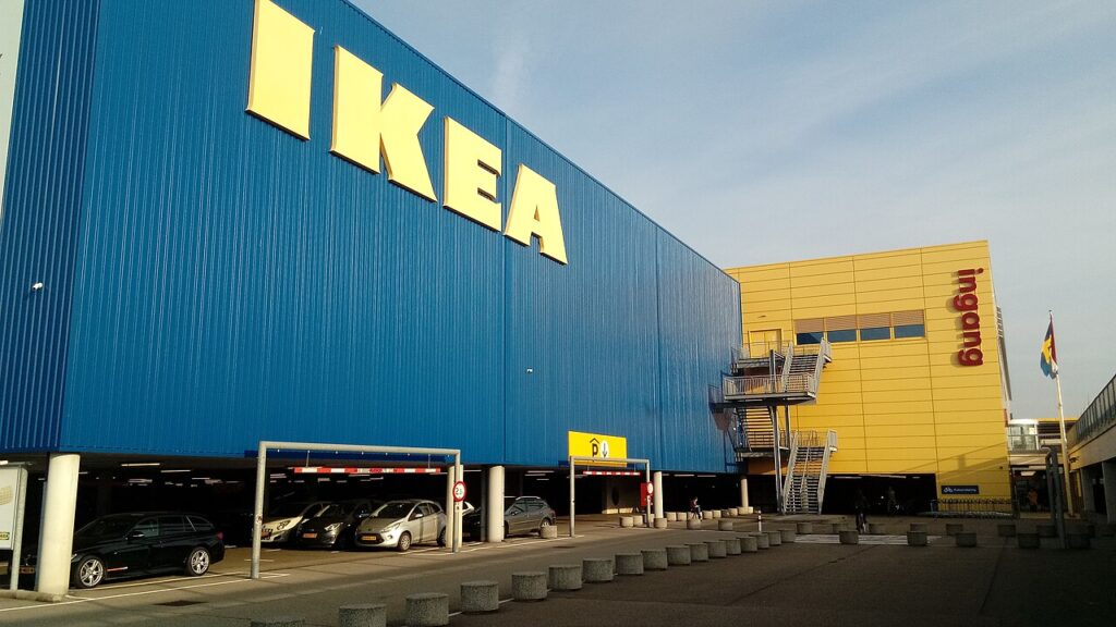 Blauwe gevel met geel IKEA-logo van het woonwarenhuis in Barendrecht; de keten opent ook kleine IKEA-winkels