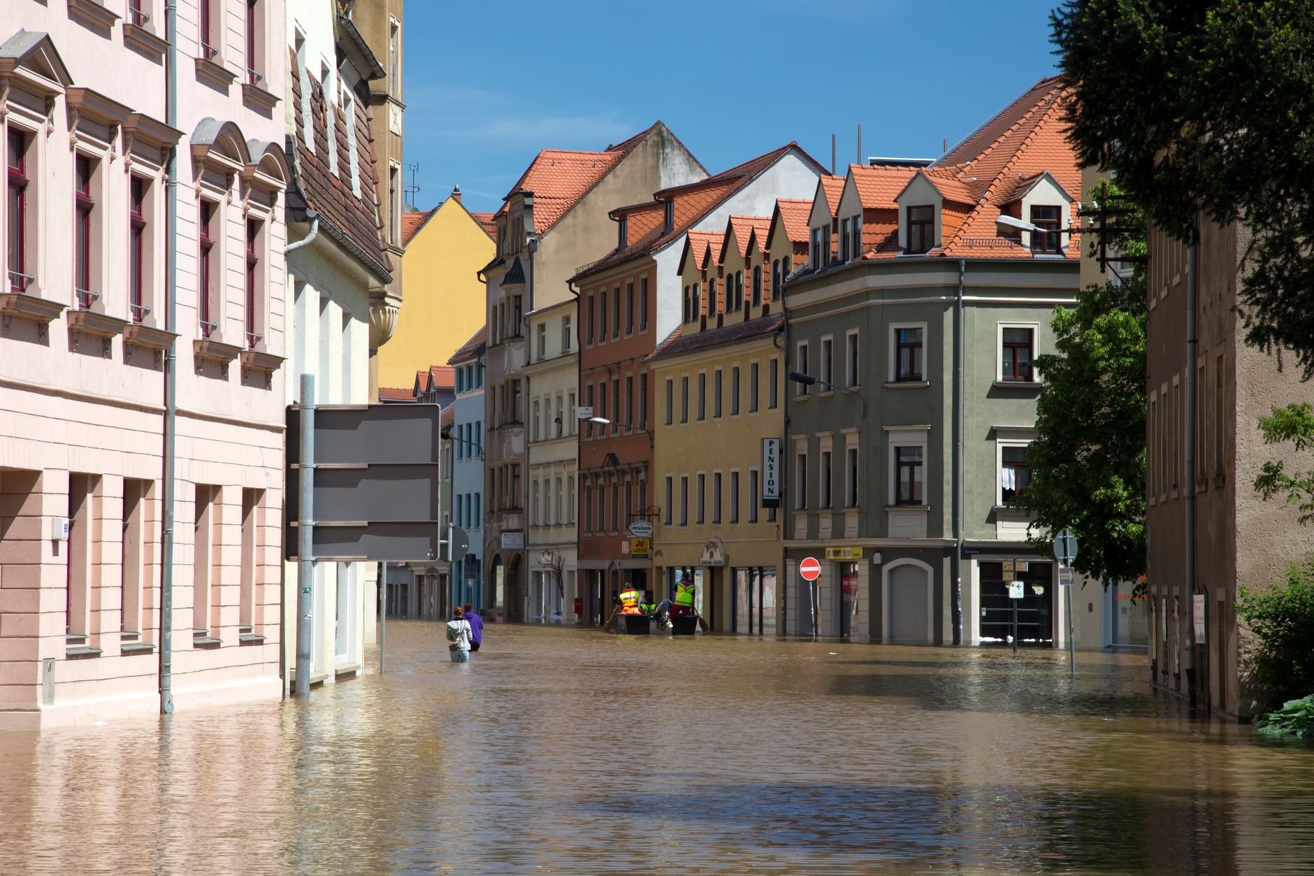 Overstroomde straat in een Europese binnenstad, beeld bij klimaatrisico voor vastgoed