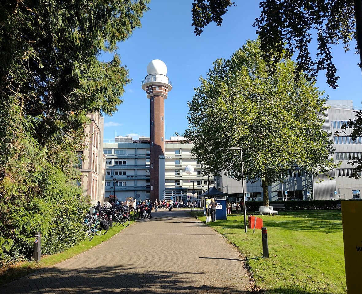 Radartoren en kantoorgebouwen van het KNMI De Bilt aan de Utrechtseweg