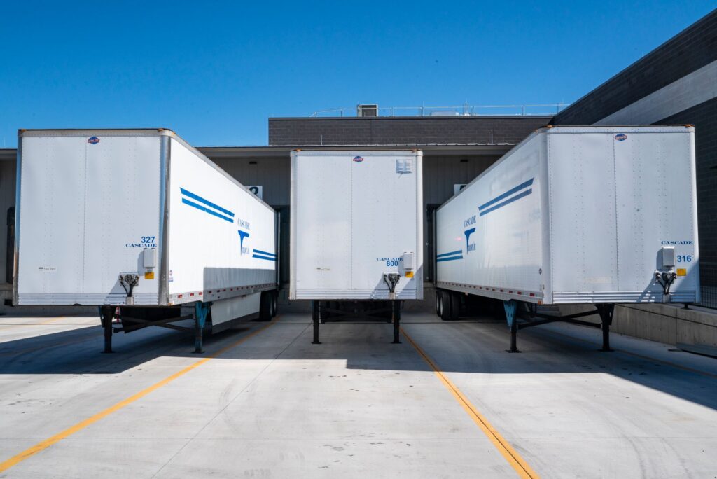 Logistiek complex Pijnacker: opleggers aan de laaddocks van een bedrijfsgebouw